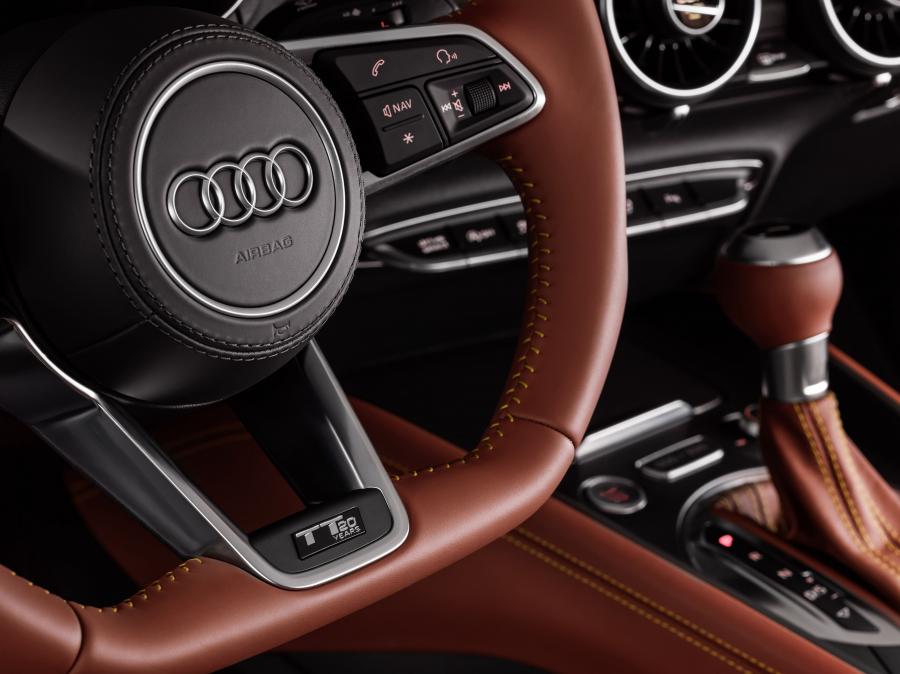 Детали интерьера Audi TT Roadster 20 Years (8S) 2018 года  (WW) (фото 3 из 44)